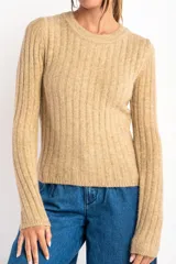 Sweater de punto acanalado color beige, de calce al cuerpo con cuello redondo y mangas largas.