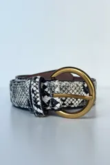 Cinto de cuero sintético con estampado de piel de serpiente en tonos rojo y negro, hebilla metálica dorada y costuras blancas.