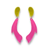 Aros colgantes con pieza superior amarilla con glitter y pieza inferior con forma de ala color fucsia.