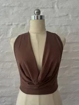 Top corto marrón con escote drapeado tipo halter.