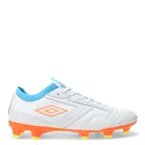 Championes de fútbol Umbro Speed HG, color negro con detalles en celeste. Presentan un diseño con cordones, suela con tapones para superficies firmes y el logo de la marca en el lateral.