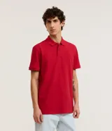 Remera polo de manga corta color verde militar, confeccionada en algodón peruano con cuello convencional y cierre de botones.