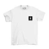 Remera blanca de manga corta y cuello redondo de Emexem, con un pequeño estampado rectangular negro en el pecho que incluye un logotipo y la inscripción "Muertevideo".