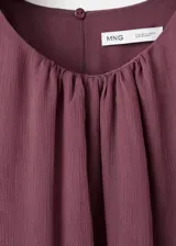 Vestido corto bordó con diseño de capas y volantes, escote redondo y tirantes anchos.