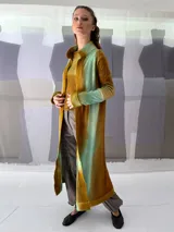 Cardigan largo tejido en lana merino teñida artesanalmente, con puños y cuello en fieltro de lana merino.