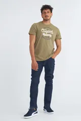 Pantalón de jean azul oscuro, corte recto y tiro medio.