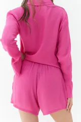 Short fucsia con cintura elastizada y lazo ajustable.