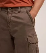 Bermuda cargo de algodón color blanco, con bolsillos laterales y traseros, cierre con botón y cremallera.