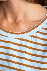 Remera de manga larga con cuello redondo, confeccionada en algodón con elastano. Presenta un diseño de rayas horizontales en color azul marino sobre fondo blanco.