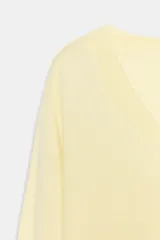 Jersey de punto amarillo claro confeccionado con mezcla de lana, con escote en V y manga larga.