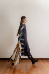 Vestido midi de algodón con estampado de cuadros escoceses en tonos azul, verde, naranja y violeta. Presenta un corte recto, cuello redondo y mangas largas.