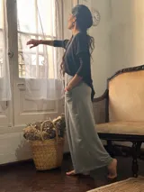 Conjunto compuesto por un pantalón palazzo de tiro alto con bolsillos laterales y faja ancha en la cintura, y un remerón de manga tres cuartos. Ambas prendas confeccionadas en tejido de viscosa con spandex.
