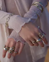 Pulsera de eslabones circulares con diseño orgánico y textura irregular, elaborada artesanalmente en metal con acabado dorado.