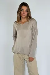 Blusa color beige de manga larga con escote en V.