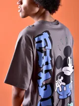 Remera gris con estampado frontal de Mickey Mouse con tipografía azul. Corte oversized.