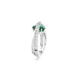 Anillo de cóctel con doble banda espiralada bañada en rodio, adornada con pavé de circonias cúbicas de diferentes tallas y una piedra verde en forma de pera engastada con garras.
