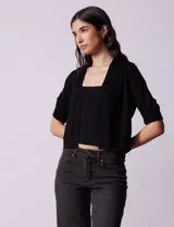 Bolero tejido color fucsia, marca Ninety, de manga corta con apliques de botones.