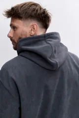 Buzo con capucha tipo canguro confeccionado en tela de corduroy color marrón. Presenta cordones blancos en contraste, bolsillo frontal tipo canguro y logo bordado sutil en el pecho.