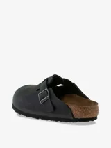 Mocasines Birkenstock modelo Boston, color negro, confeccionados en cuero con hebilla ajustable y plantilla anatómica de corcho y látex.