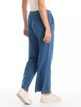 Pantalón tipo jogger de denim azul con corte de pierna ancha y recta. Cuenta con pretina elastizada con cordón de ajuste, bolsillos laterales insertados y acabado suave.