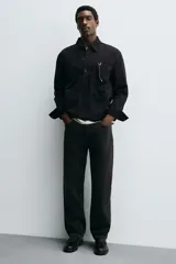 Mocasín de vestir negro con detalle de borlas en la parte superior, forro y plantilla interior a tono, horma redonda y suela con ligero tacón.