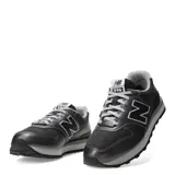 Championes urbanos New Balance modelo 996, color gris metalizado con detalles en blanco y negro. Presentan el logo N característico en los laterales, cordones grises y suela de goma con entresuela acolchada.