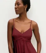 Vestido midi de corte evasé confeccionado en viscosa, con breteles finos y busto con escote corazón. Presenta espalda con lastex para un mejor ajuste.