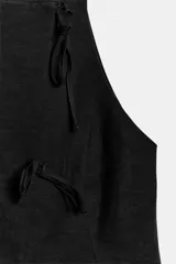 Top halter negro confeccionado en mezcla de lino, con cierre frontal mediante lazadas y forro interior a tono.