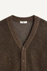 Cárdigan de punto con tejido de crochet en mezcla de algodón, de corte relajado, cuello en pico y cierre frontal con botones.