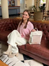 Botas tipo chelsea de cuero color visón, con plataforma, taco cuadrado y punta cuadrada.