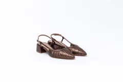 Zapato plateado de cuero con talón descubierto y tira trasera. Capellada con tiras horizontales.