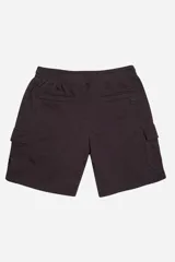 Bermuda cargo de felpa color negro, con cintura elástica y cordón de ajuste. Presenta bolsillos laterales tipo cargo con solapa y logo estampado en la parte inferior.