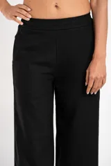 Pantalón de lino color tostado, de corte recto y tiro medio.