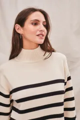 Polera de cuello alto, color blanco con rayas horizontales marrones. De calce ajustado y manga larga con puños acampanados.