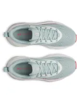 Championes de running Under Armour modelo Rogue 6, color verde menta con detalles en blanco y suela con acentos en color rosado. Presentan una parte superior de malla transpirable con superposiciones de TPU para mayor soporte y entresuela Charged+ para una amortiguación superior.