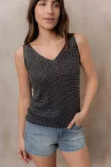 Musculosa de punto negro con efecto brillante, calce al cuerpo, escote en V y tirantes anchos.