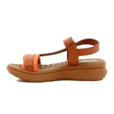 Sandalia color beige con plataforma, tira ancha con pulsera y ajuste con velcro.