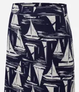 Pollera midi de corte evasé, con cintura elástica, confeccionada en viscolino con estampado figurativo de veleros en azul marino y blanco.