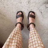 Sandalias de cuero color marrón con efecto avejentado, diseño de punta cuadrada, tira ancha en el empeine, tira ajustable con hebilla en el tobillo y taco ancho.
