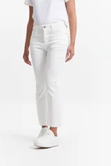 Jean straight de tiro medio, color azul denim, con corte recto y ruedo desflecado.