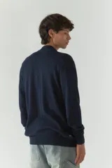 Campera tejida color beige con textura en el frontal, escote redondo y puños.