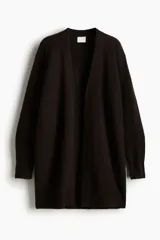 Saco largo de punto fino color marrón oscuro, con hombros caídos, ribete acanalado en nuca, puños y bajo. Sin cierre.