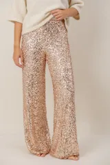 Pantalón de corte recto y tiro alto, completamente cubierto de lentejuelas en tono rosado metalizado.