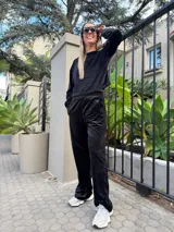 Conjunto de dos piezas confeccionado en tejido plush ultra suave, compuesto por un buzo cropped de corte relajado y un pantalón recto con bolsillos funcionales.