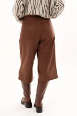 Bermuda de tiro medio con silueta amplia y corte recto. Presenta bolsillos laterales y traseros, con cierre frontal de cremallera y botón.