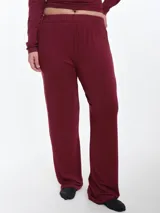 Pantalón de dormir de corte recto y calce relajado, confeccionado en viscosa con elastano de tacto suave. Presenta cintura elastizada para mayor comodidad y fluidez en la caída.