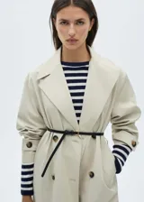 Vestido midi de punto con diseño recto, cuello redondo y manga larga, caracterizado por su estampado de rayas horizontales en azul marino y blanco.