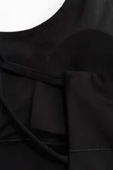 Mono corto deportivo de corte ajustado, diseñado con tejido funcional que realza la figura y absorbe el sudor. Presenta escote redondo, breteles finos cruzados en la espalda y soutien integrado con relleno extraíble.