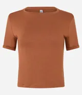 Blusa básica de cuello redondo y manga corta con detalle de dobladillo, confeccionada en tejido de viscosa con elastano.