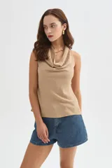 Musculosa sin mangas de poliéster, con diseño holgado y cuello buche color marrón.